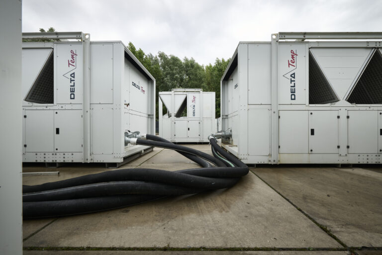 Drie industriële chiller units in Delta-Temp branding aangesloten op slangen.