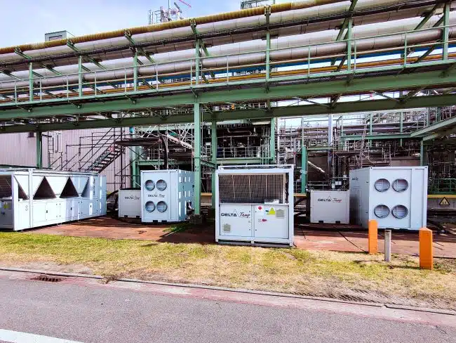 Industriële koelunits van Delta Temp staan opgesteld buiten een fabriek.